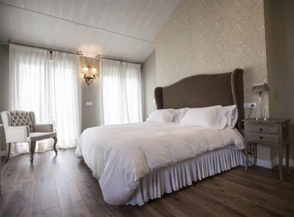 El Jardin De Vikera Guest House San Andres de Montejos Bagian luar foto